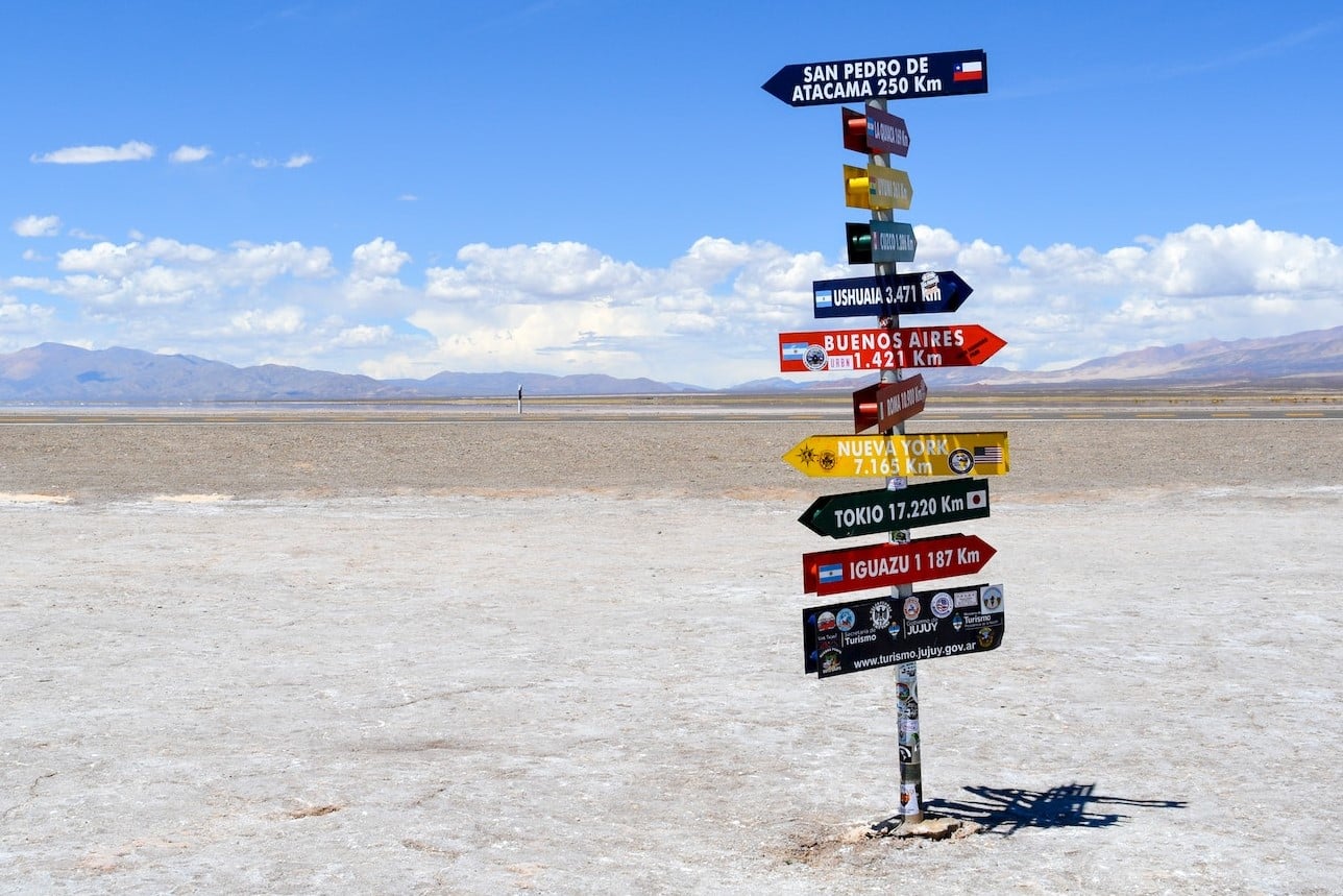 Panneaux de direction partant dans tous les sens dans le désert