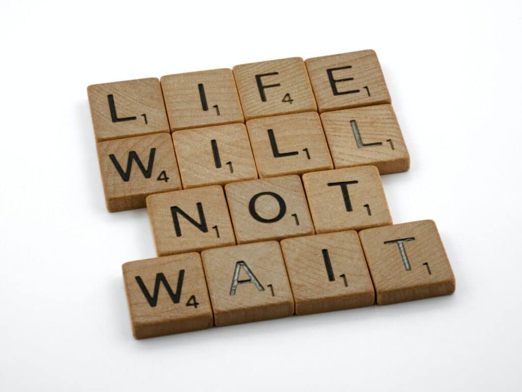 "Life will not wait" en pion de scrabble